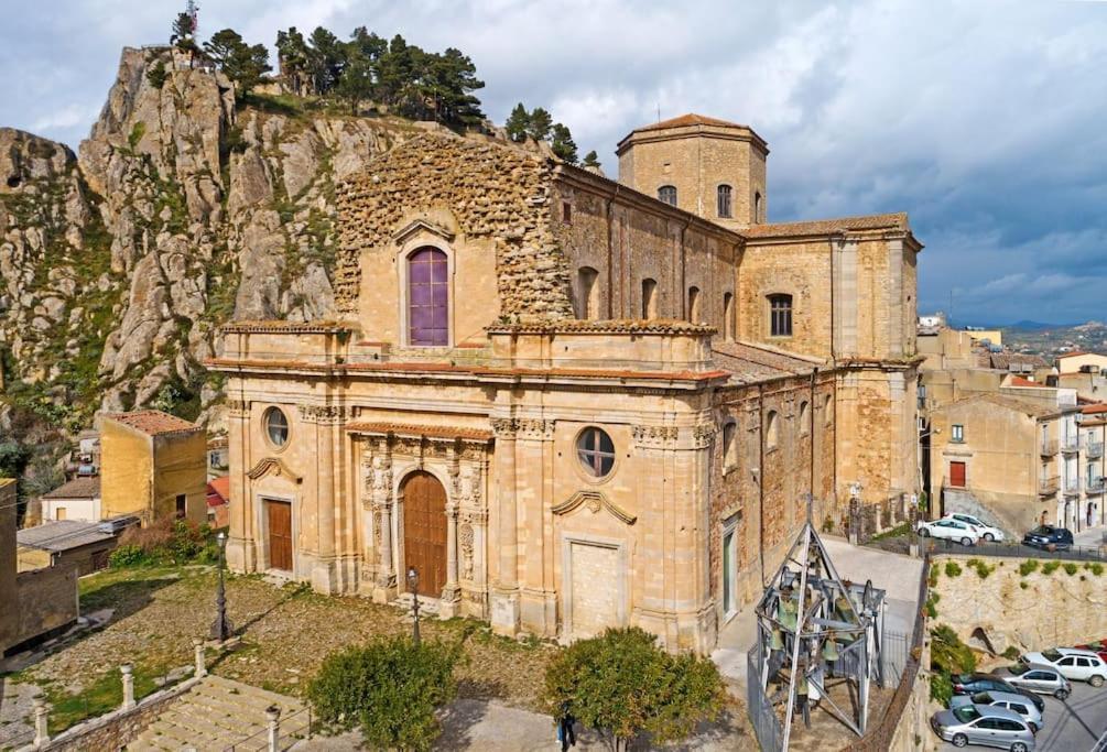 Elegante Appartamento Privato In Palazzo Storico Del XVIII - Pieno Centro Никосия Экстерьер фото